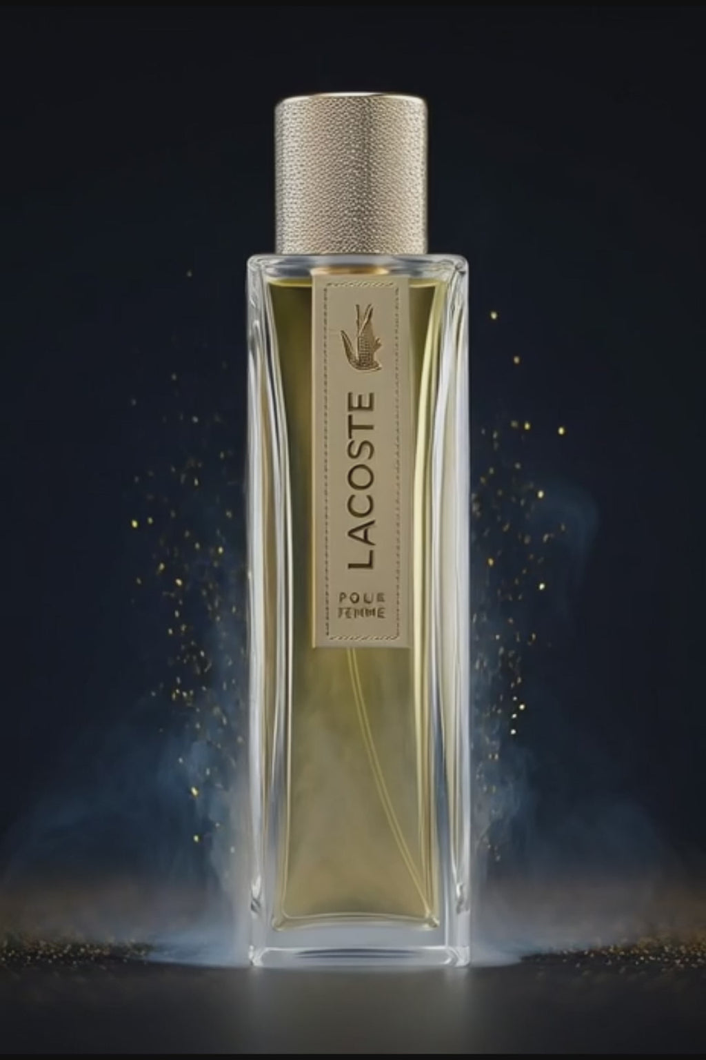 Lacoste Pour Femme Damen Eau de Parfum EDP 90 ml in elegantem Glasflakon mit goldener Kappe vor dunklem Hintergrund mit goldenen Partikeln.