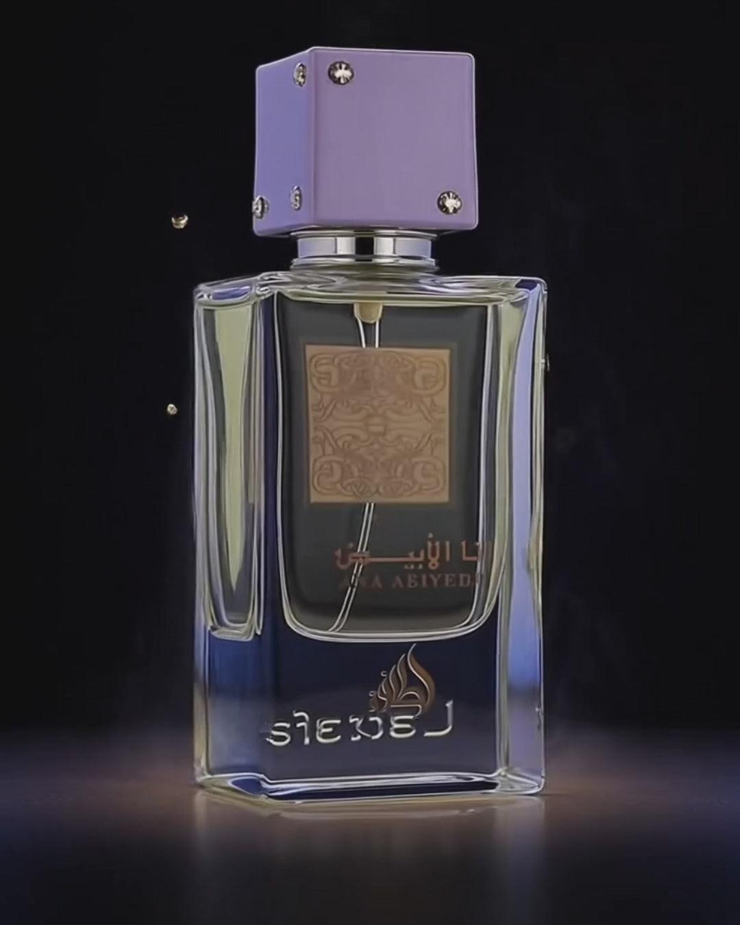 Lattafa Ana Abiyedh Eau De Parfum EDP 60 ml mit violettem Verschluss, luxuriös inszeniert mit goldenen Details auf dunklem Hintergrund.